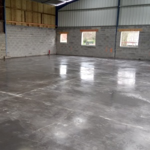 Dalle béton futur magasin et bureaux